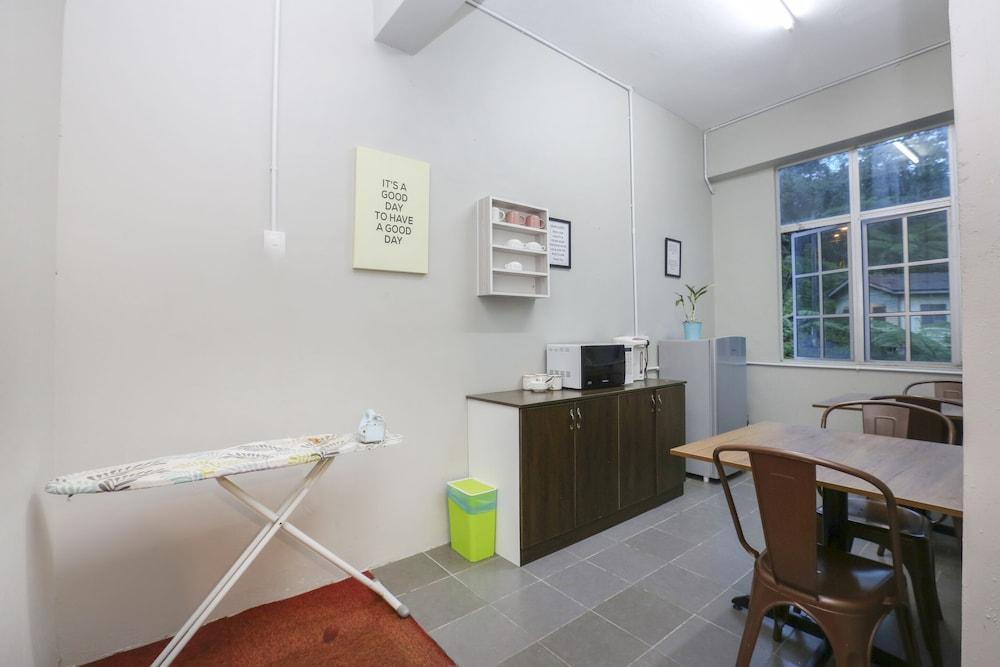 SPOT ON 89751 Bed Station Guest House - Hostel