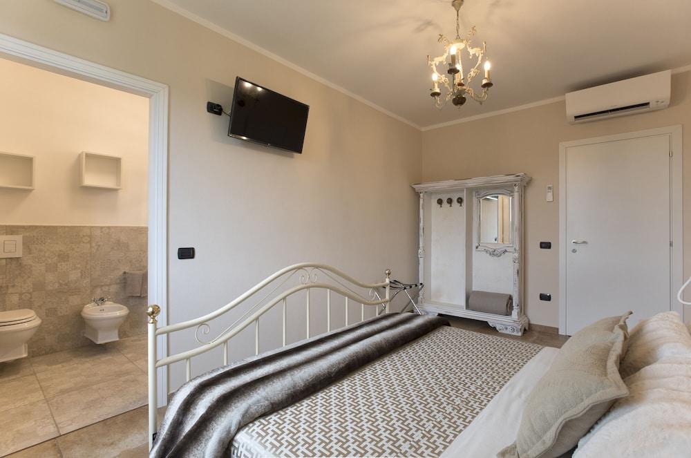 Villa Malvasio Pool and Jacuzzi Room Sassari