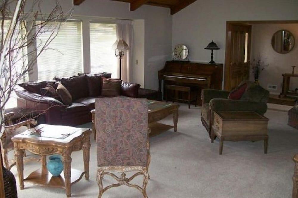 Lake Shastina Golf Resort