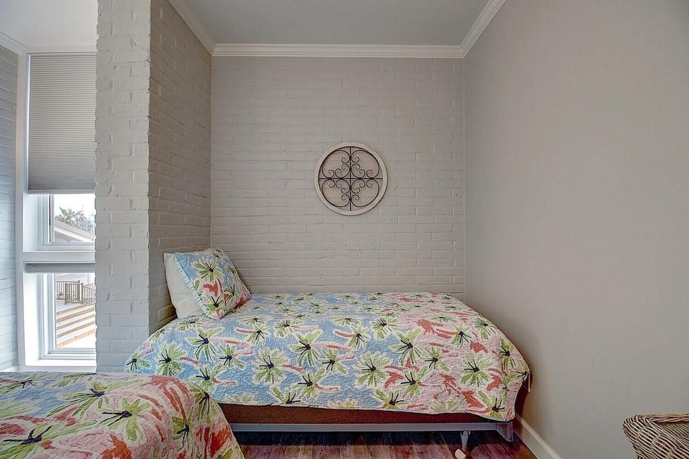 Channelview 108 2 Bedroom Condo by Redawning