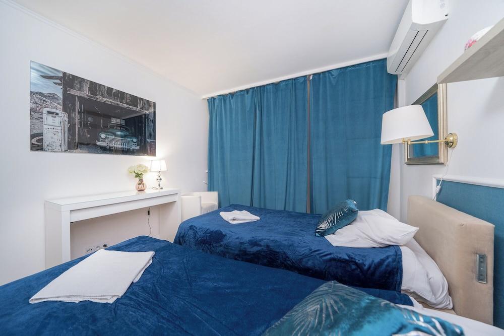 UNIT Short Rent Apartment by Warsaw Metro Station