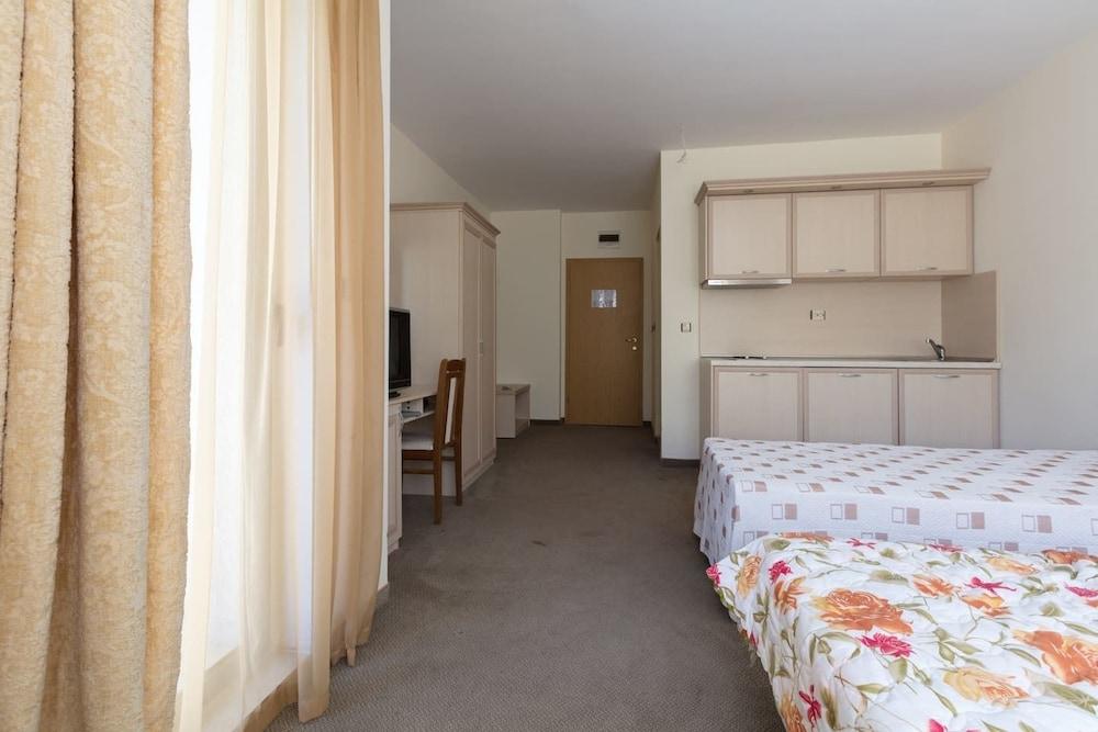 Studio with Balcony & Pool View