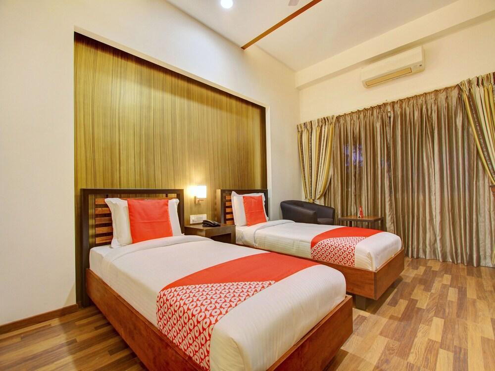 OYO 13090 Astor Hotel