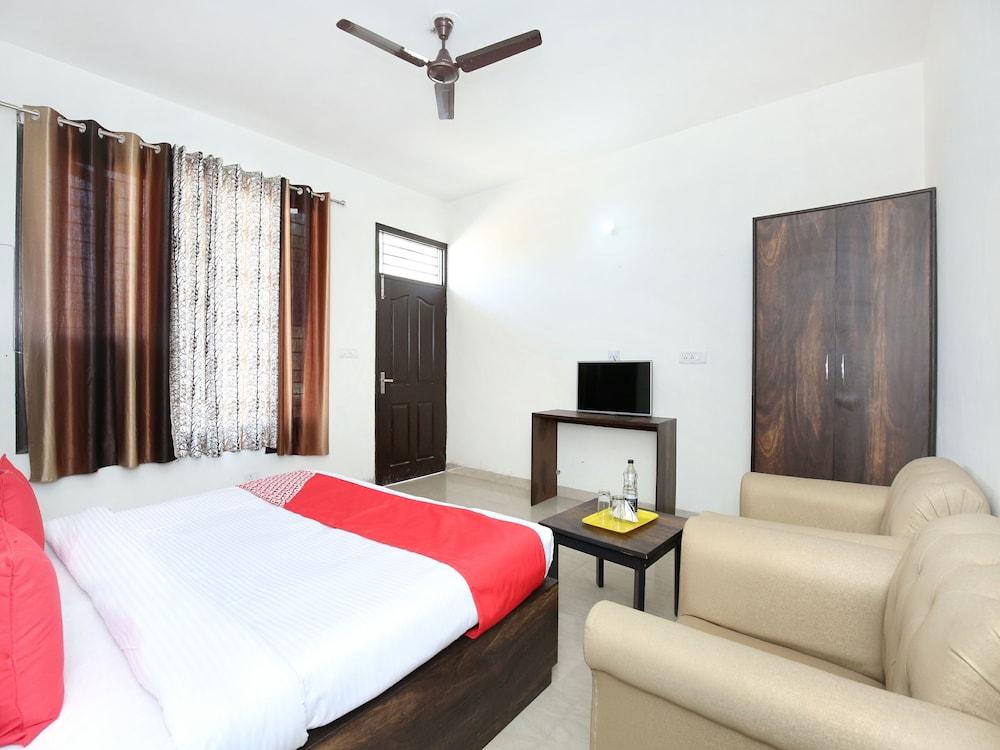 OYO 12409 Royal Cottage