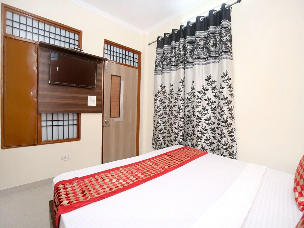 OYO 12745 Hotel Red House