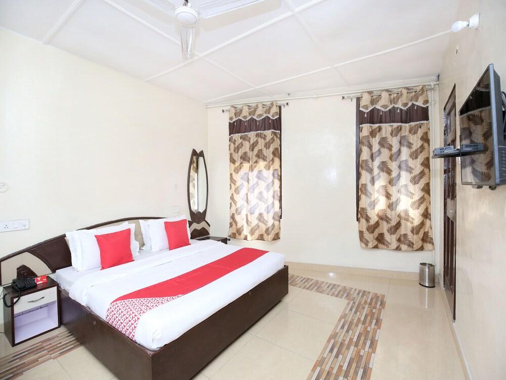 OYO 11595 Hotel Roxy