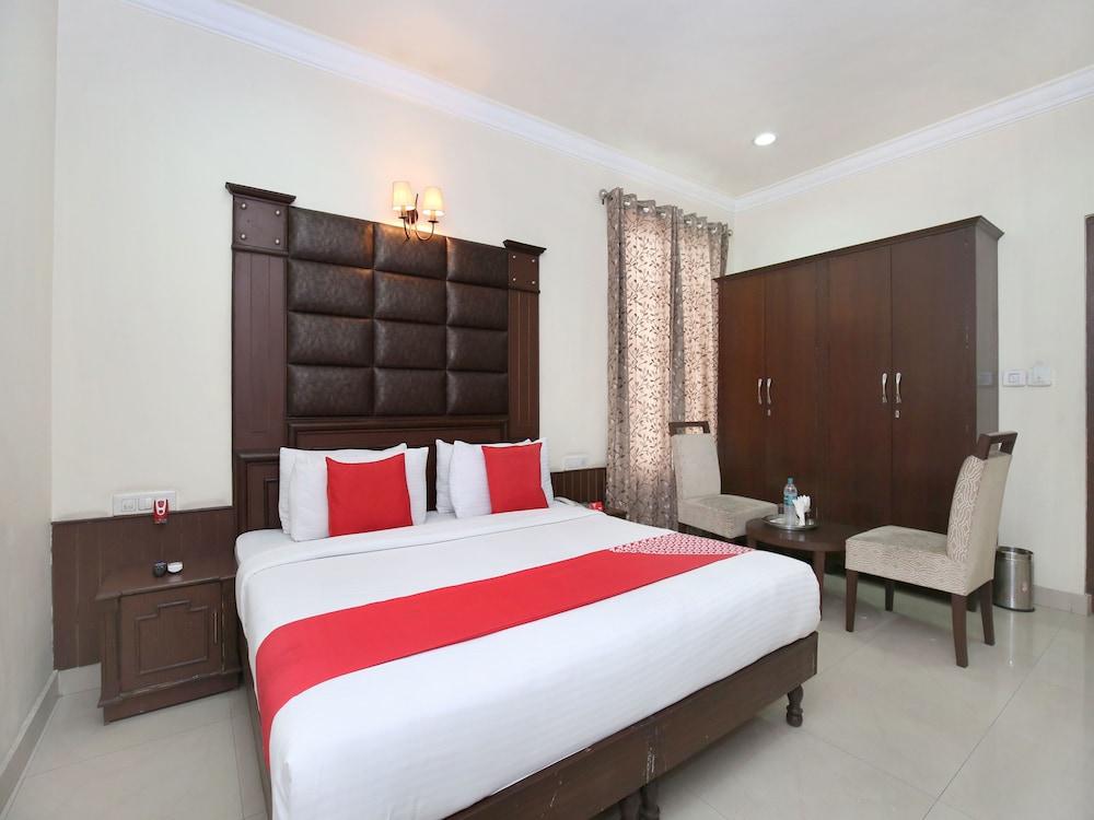 OYO 12989 White Diamond Hotel