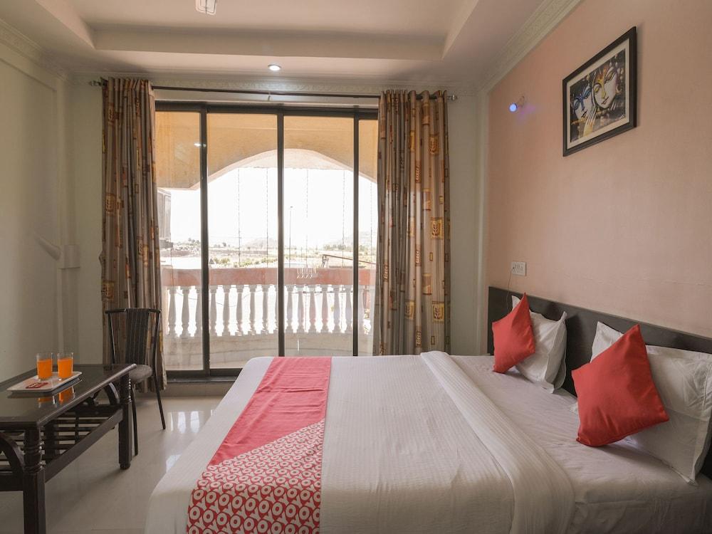OYO 13151 Hotel Om Palace