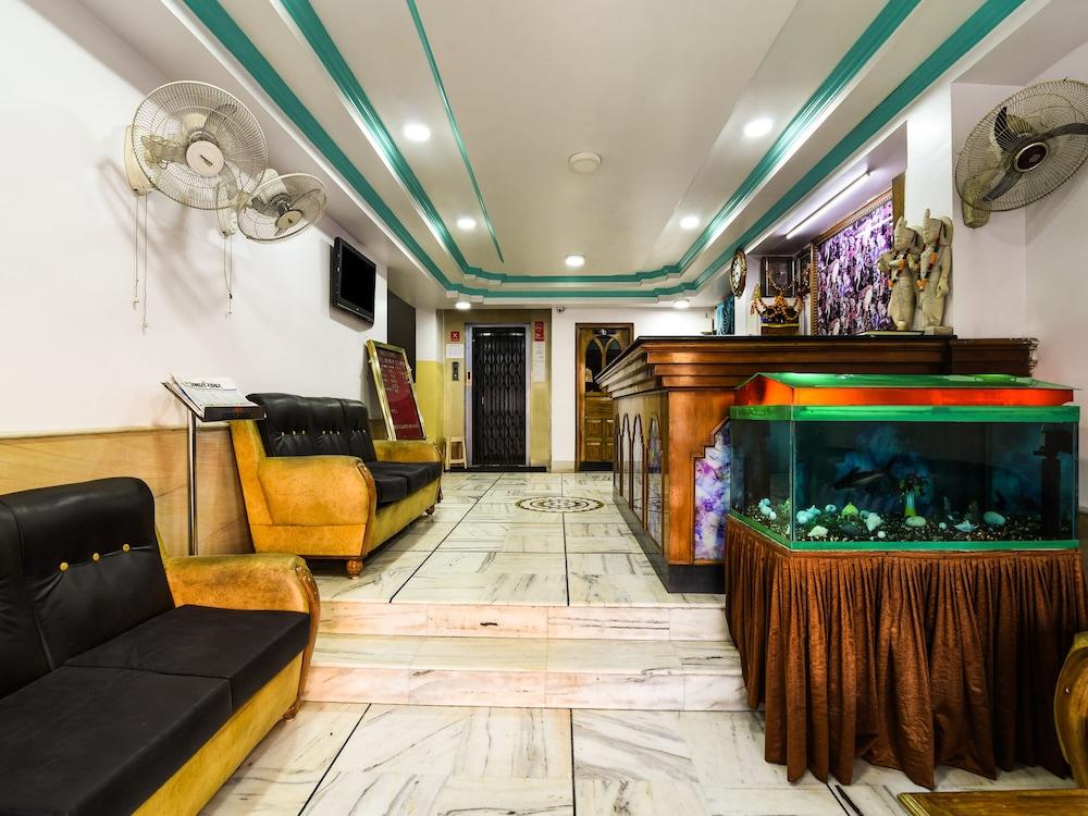 OYO 11732 Maharaja Inn