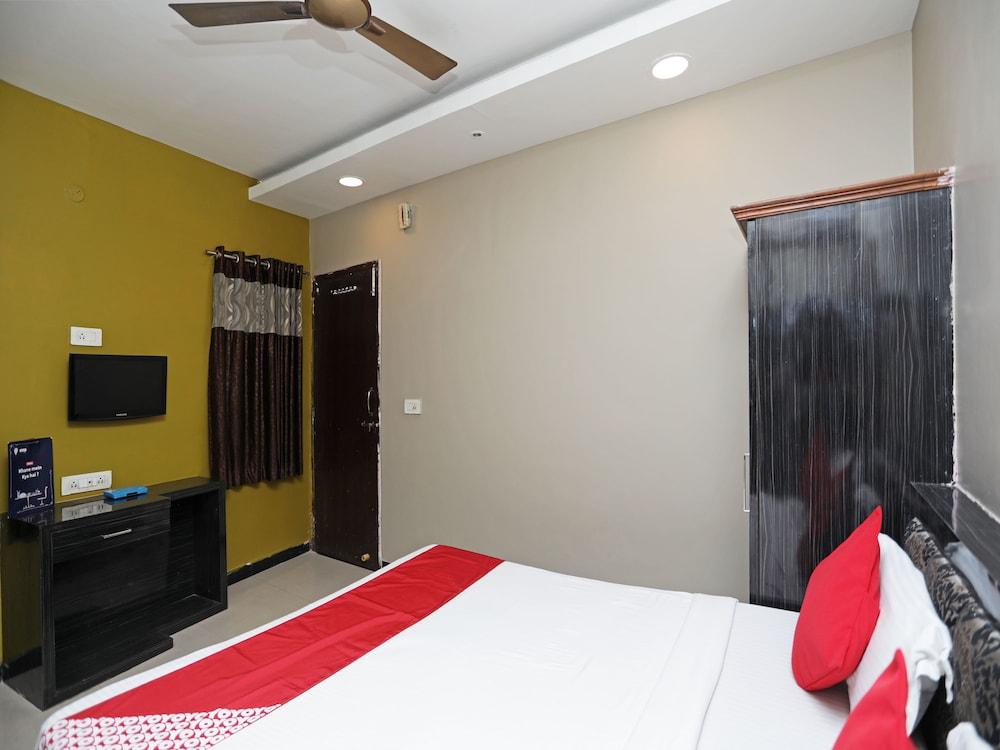 OYO 13392 Hotel Neeraj