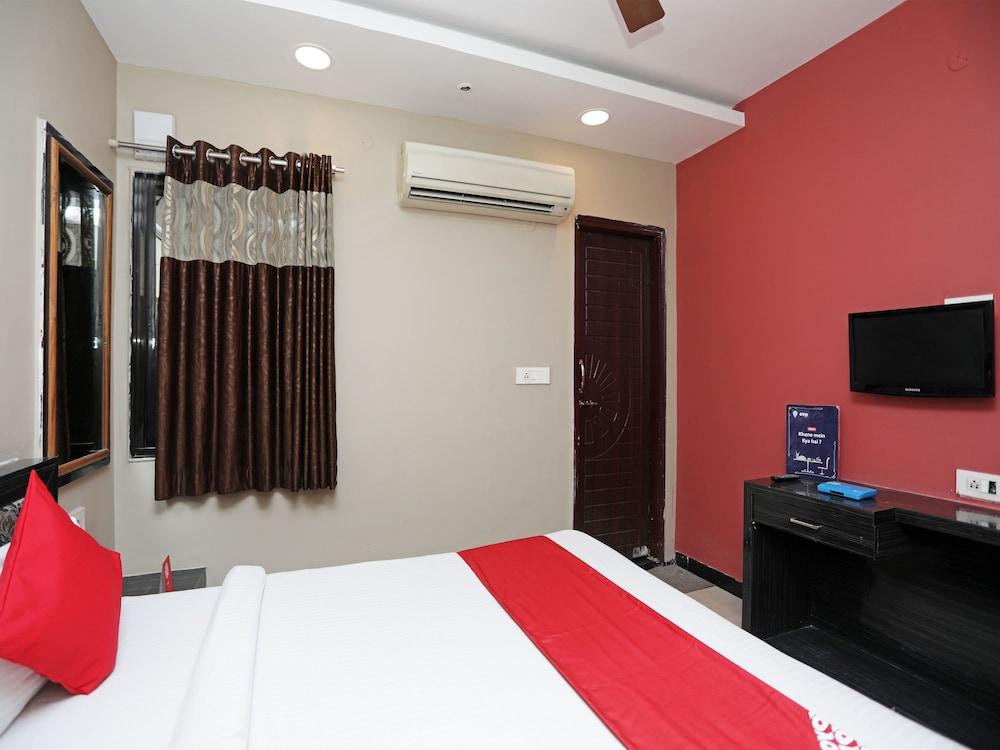 OYO 13392 Hotel Neeraj