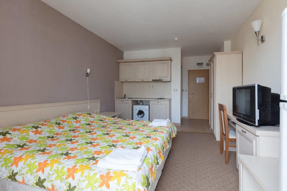 Studio with Balcony and Pool View