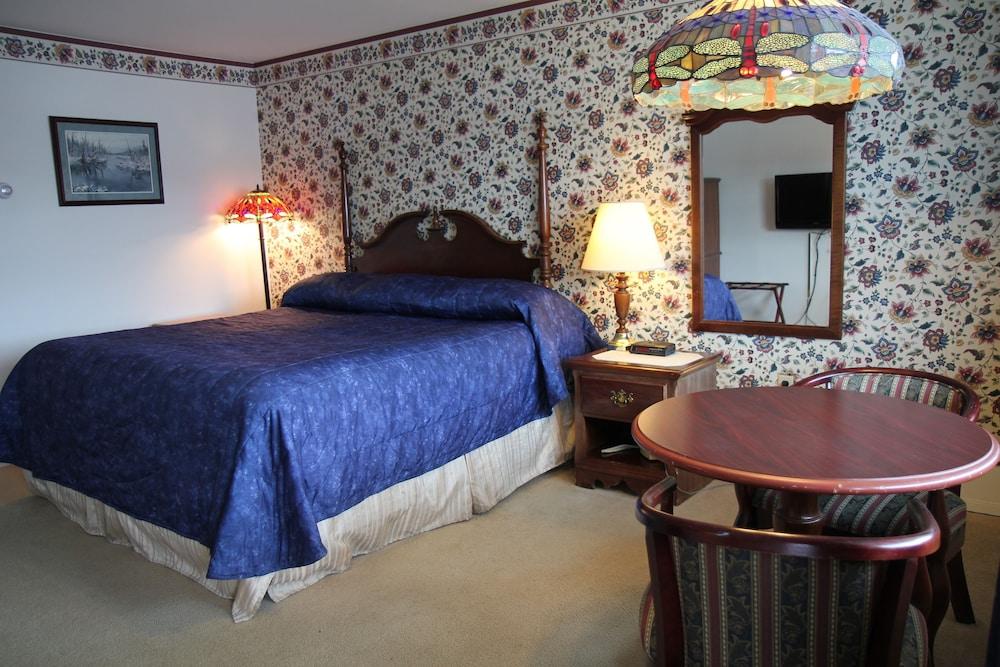 Sara Placid Inn & Suites