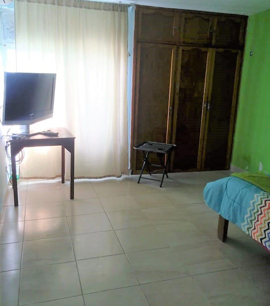 HOSTAL LA RIVERA INN