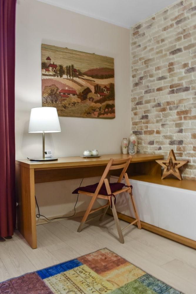 Piata Sfatului Studio