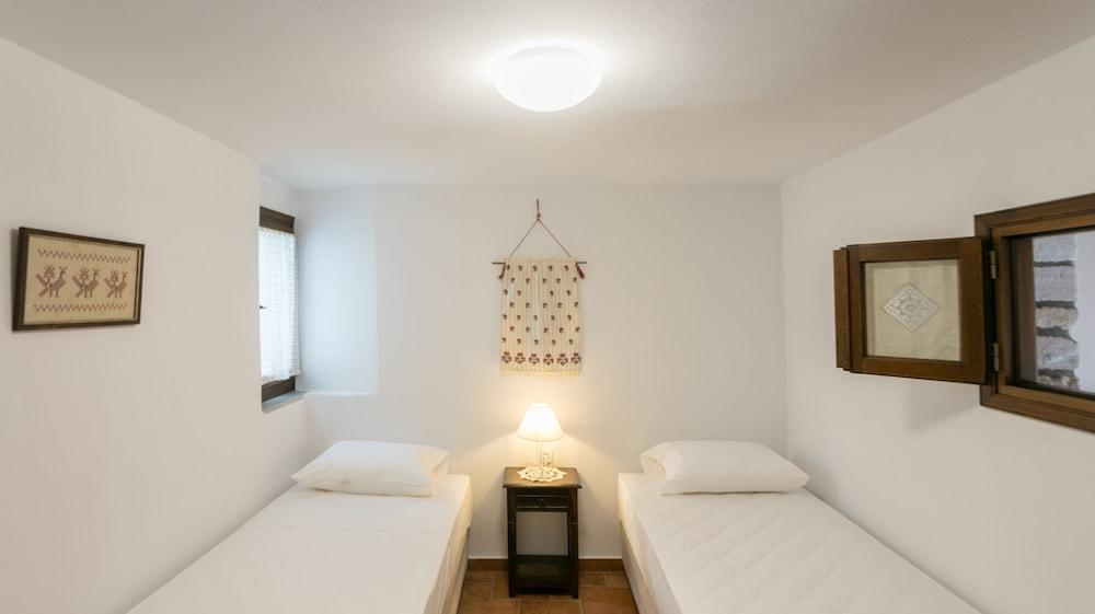 Traditional Inn Pirethron