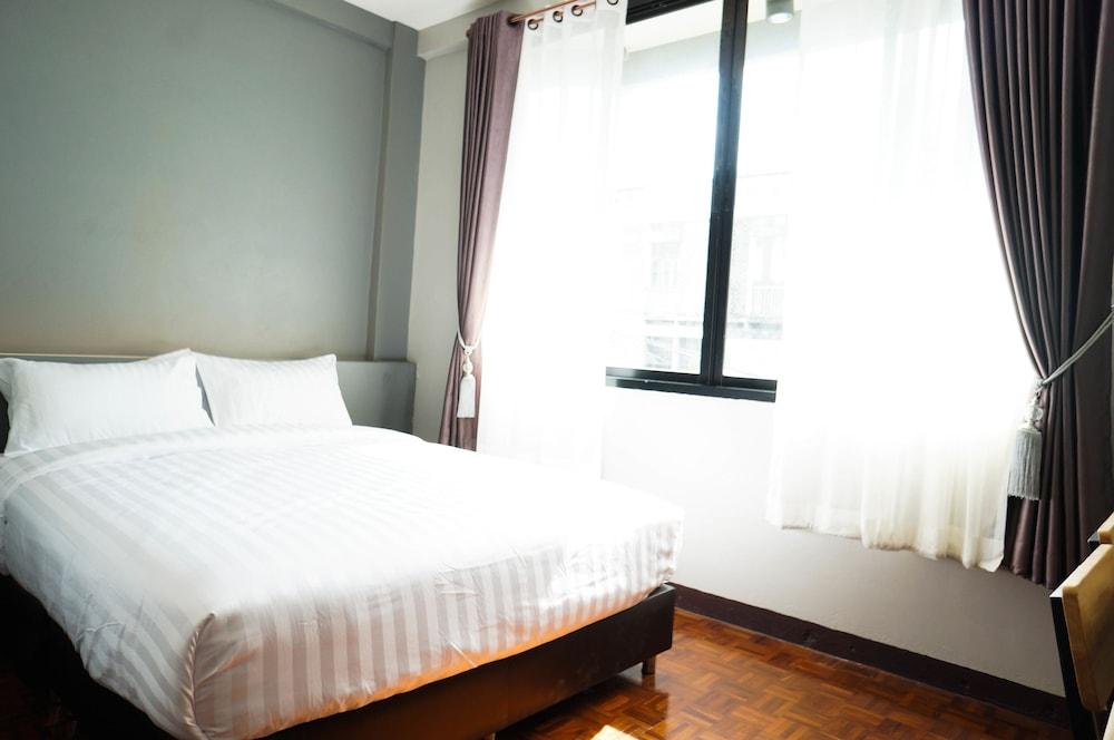 Lux Rooms Night Bazaar