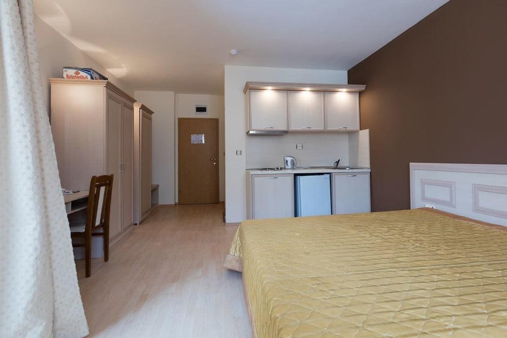 Studio with Balcony & Pool View