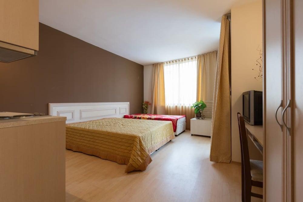 Studio with Balcony & Pool View