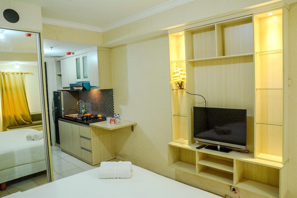Modern Studio Grand Serpong Apartment By Travelio