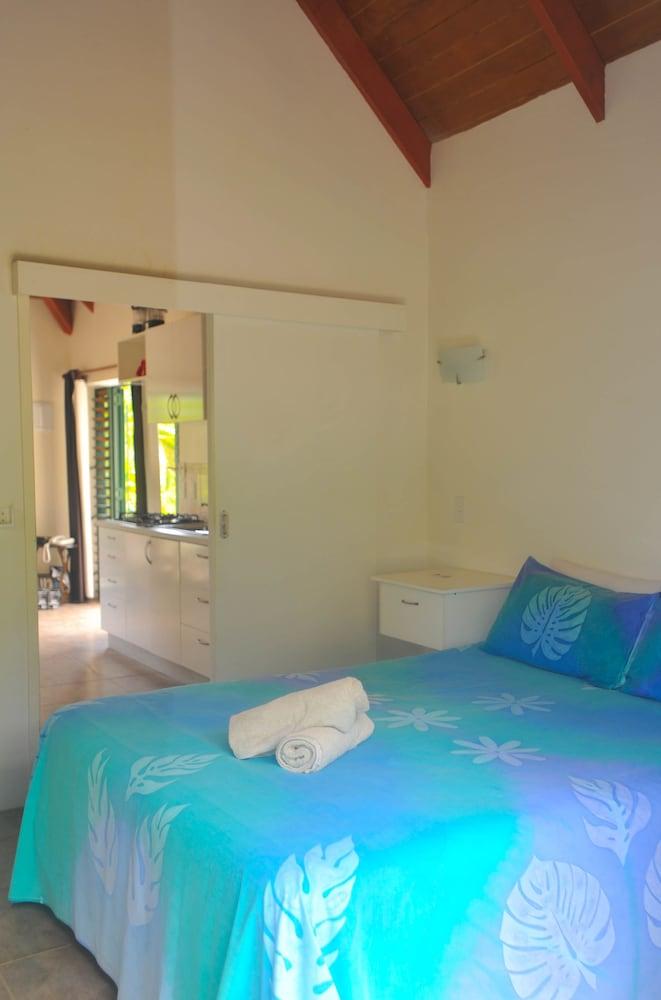 Dorothy's Muri Beach Bungalows