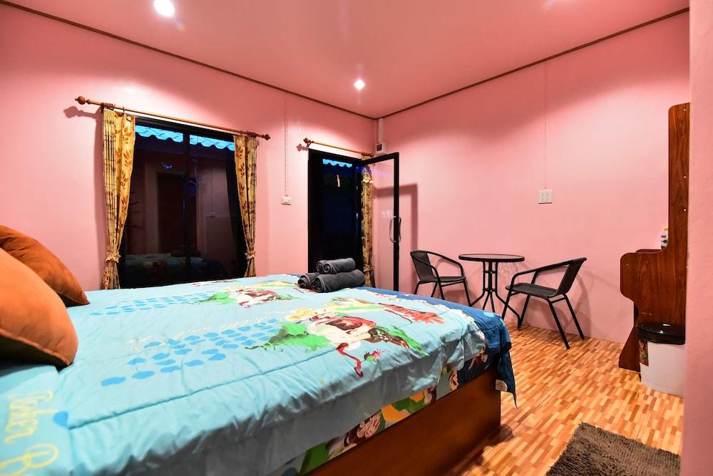 Chomlay Room & Restaurant