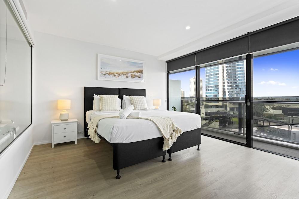 Circle on Cavill - Q Stay