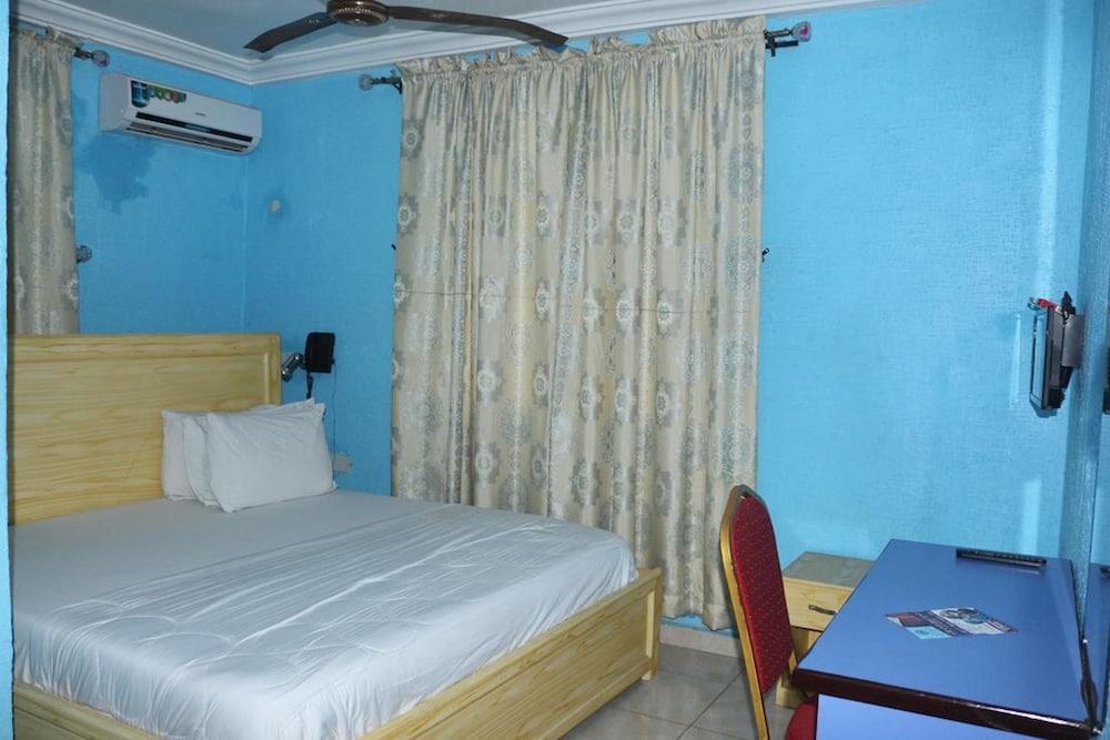 Grand Decent Hotel and Suites