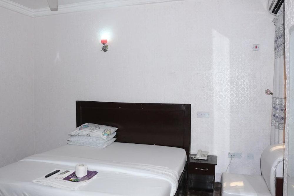 Grand Decent Hotel and Suites