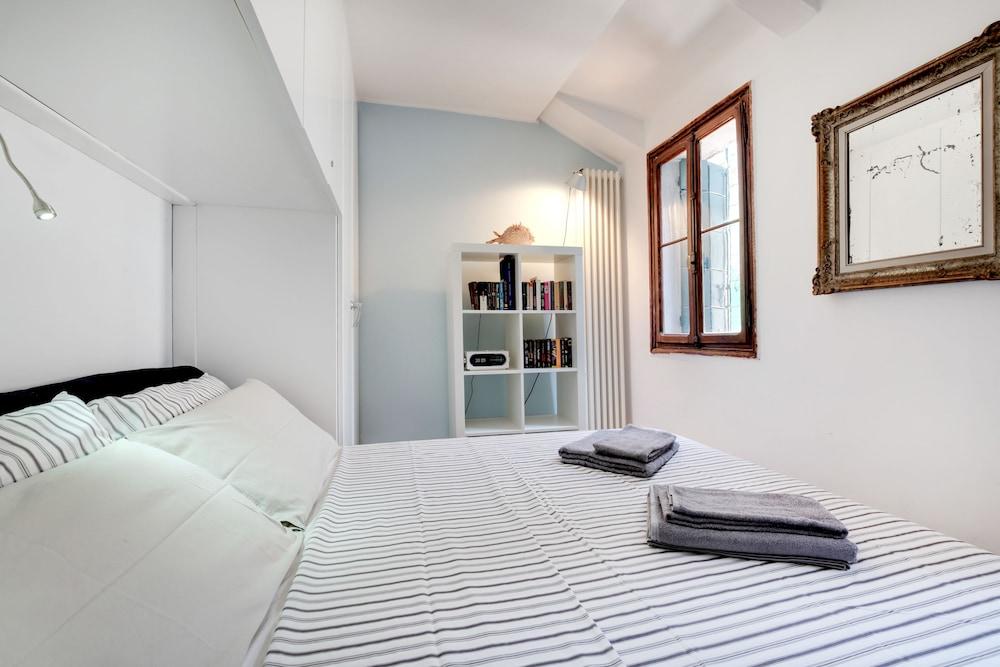 Bragora Smoochy Attic Venice