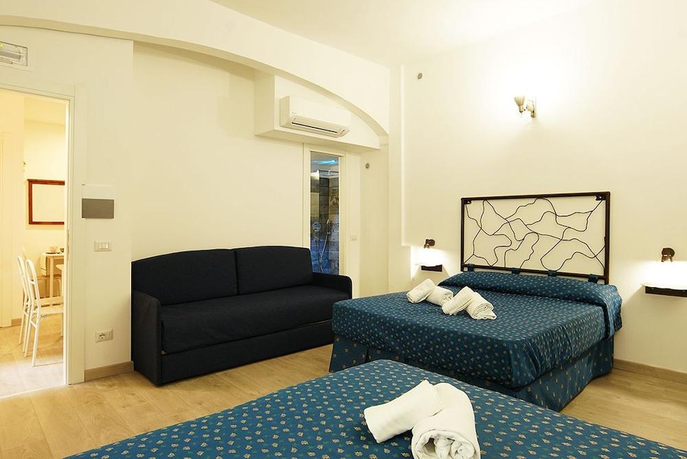 Vatican Holiday Junior