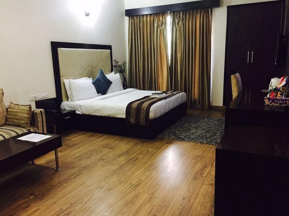 Hotel Amazone Residency - Dlf Phase 3