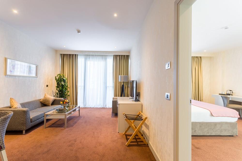 The Grand Gloria Hotel