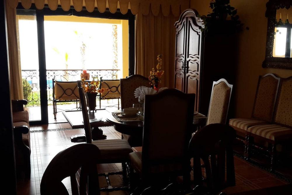 Unique Master 1 Bedroom Suite 1 King