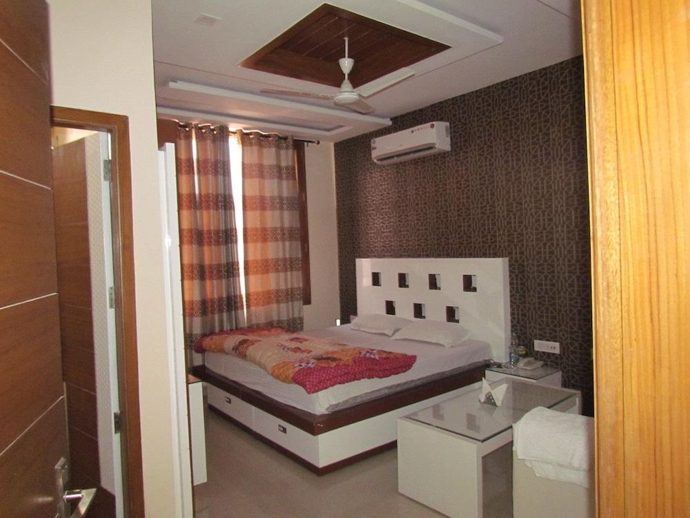 Hotel GST Grand Plaza