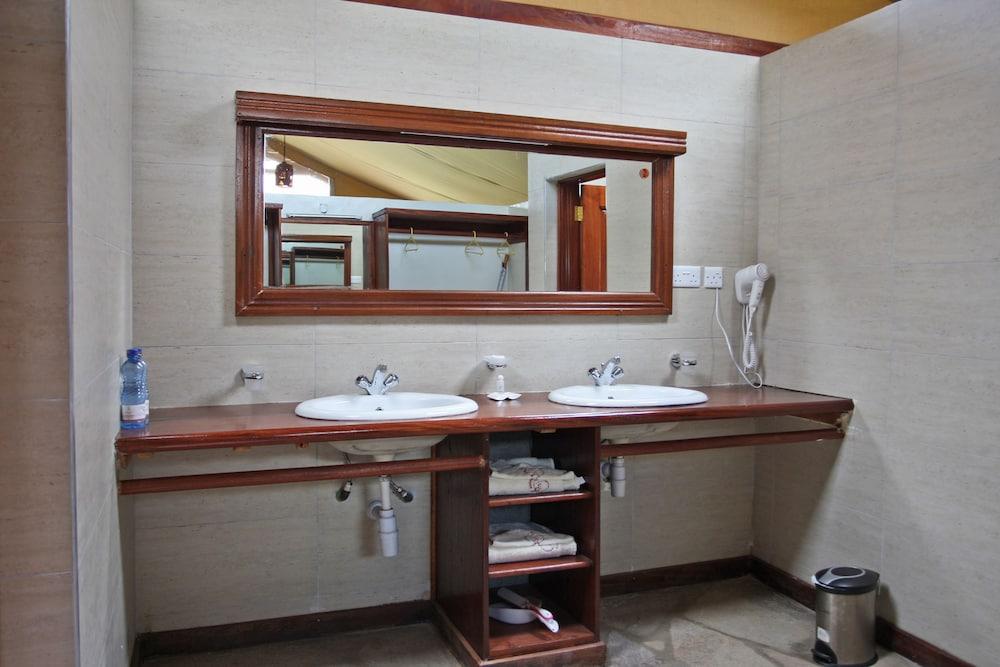 Simba & Oryx Nature Camp