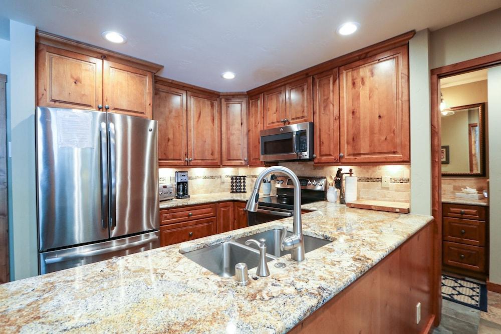 Summit #81 1 Bedroom Condo