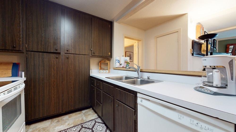 Summit #45 1 Bedroom Condo