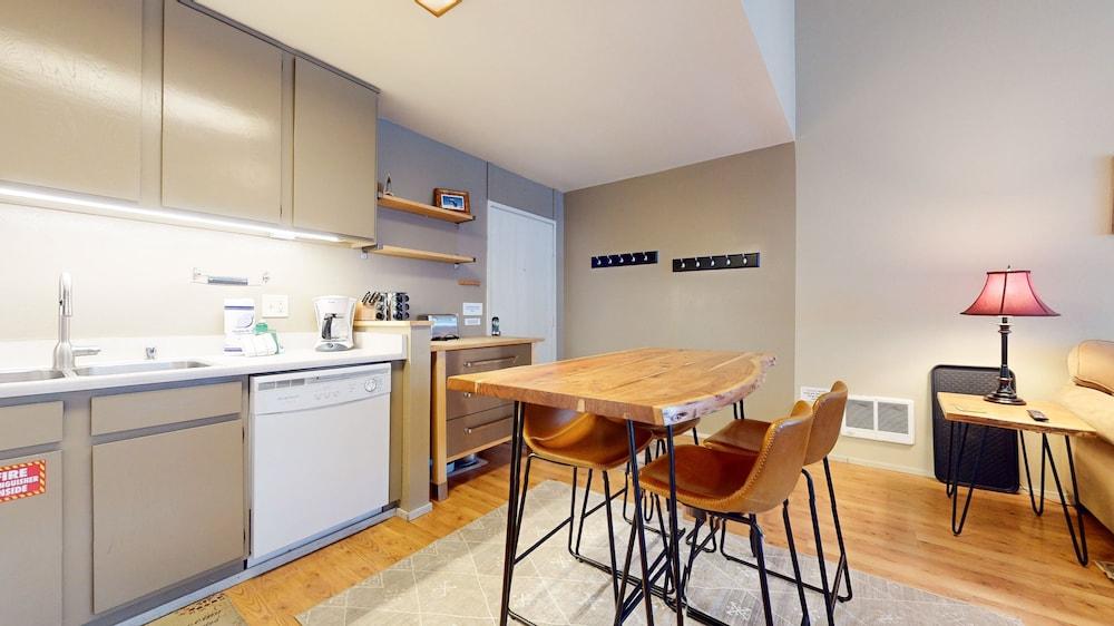 Summit 258 Pet-Friendly, Comfortable, Great Complex Amenities by RedAwning