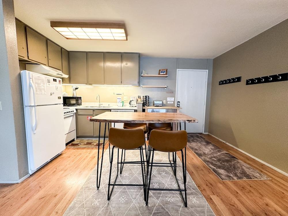 Summit 258 Pet-Friendly, Comfortable, Great Complex Amenities by RedAwning