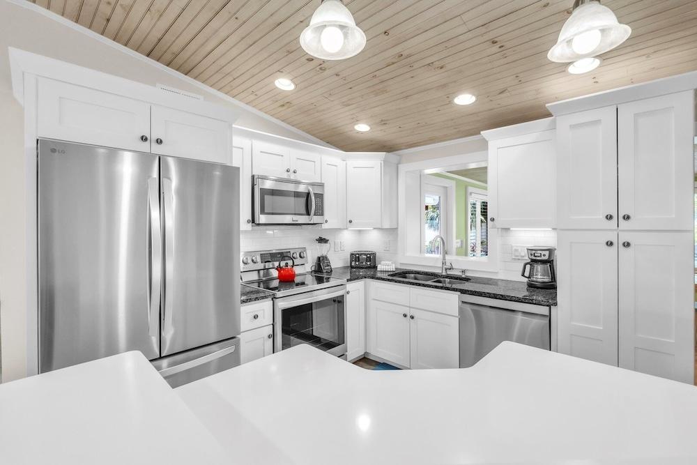 Ebb Tide 3 Bedroom Home by RedAwning