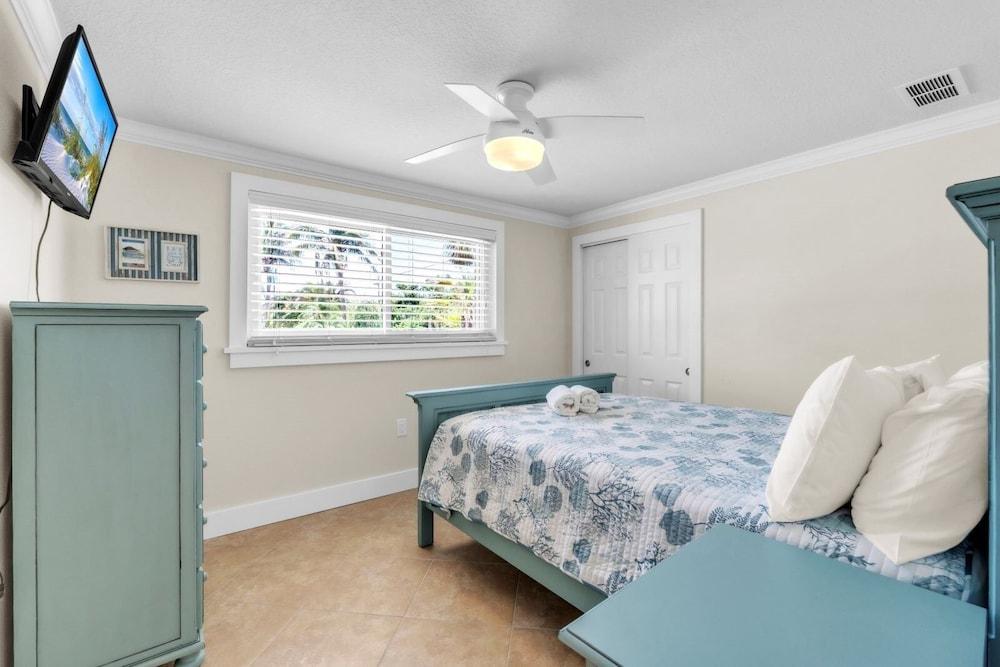 Ebb Tide 3 Bedroom Home by RedAwning