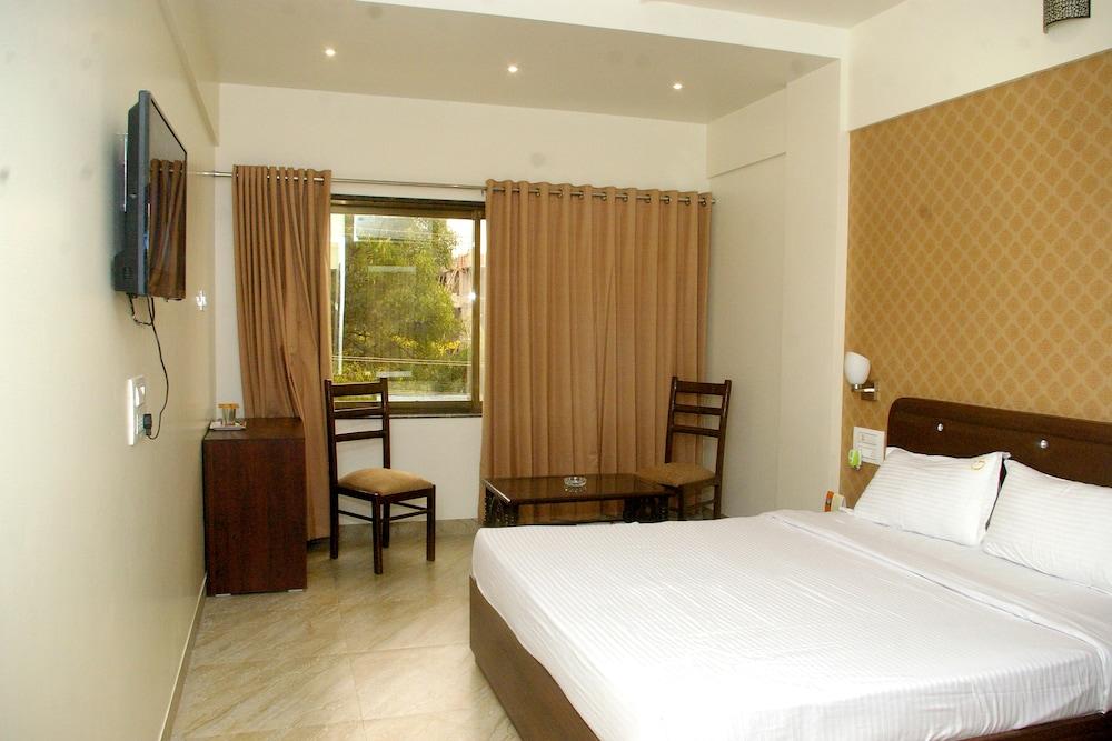Hotel Gulmohar Pride