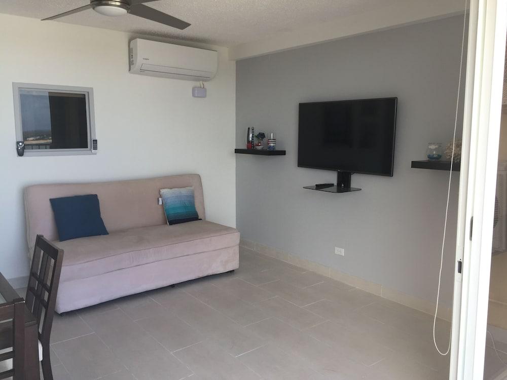 ESJ Azul 1754 PH Beach Front Apt