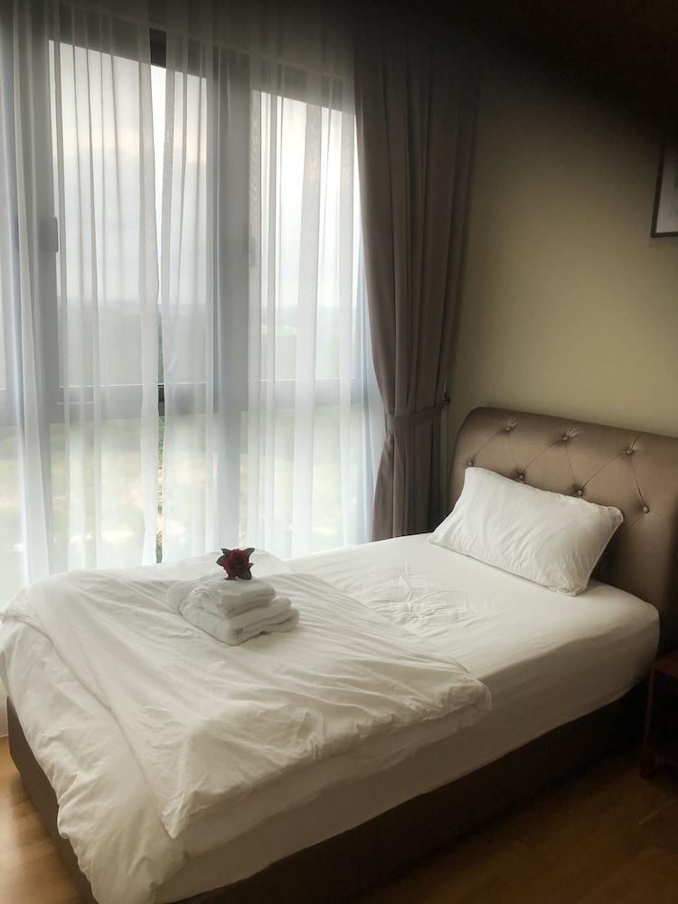 Teega Waterfront - Hello Kitty