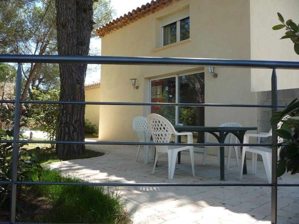 Sous les Pins de Nages