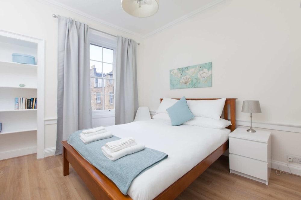 Spacious 4 Bedroom Apartment near Meadows