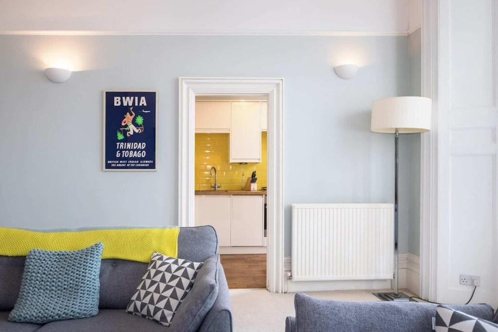 Gorgeous Central Apartment With Sea Views