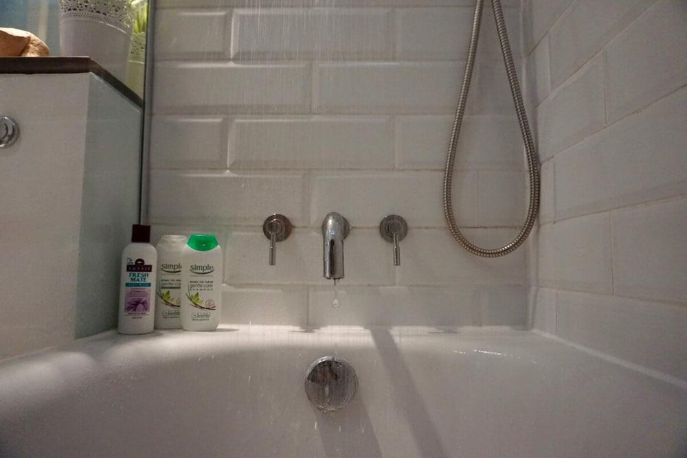 Beautiful Canalside 1-bedroom Flat With Terrace