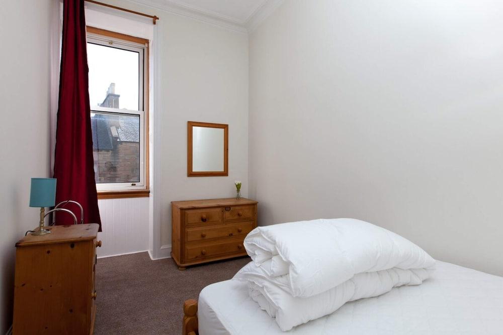 Spacious and Bright Polworth Flat